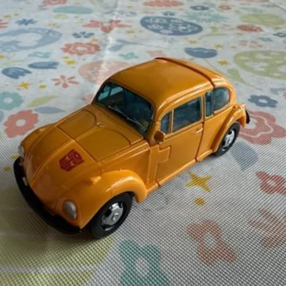 Hasbro Transformers War for Cybertron Netflix Bumblebee Action Figure - Picture 2 of 7